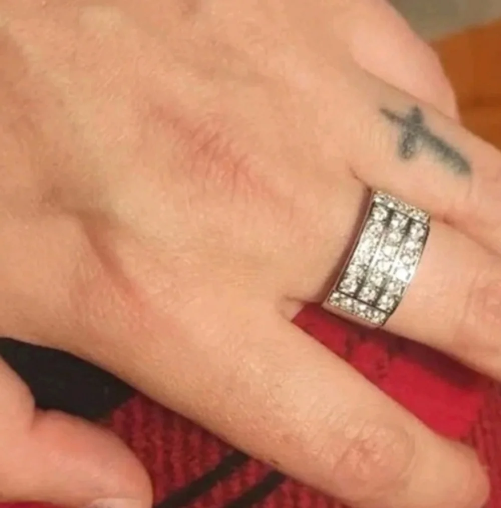 boutique stunning ring
